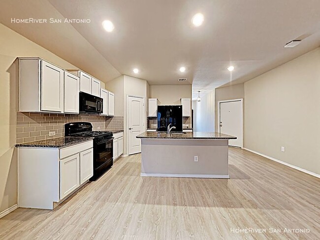 Building Photo - Gorgeous home in golf course community.