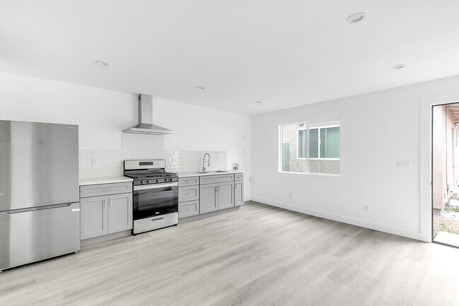 Photo - 2749 S Mansfield Ave Apartments