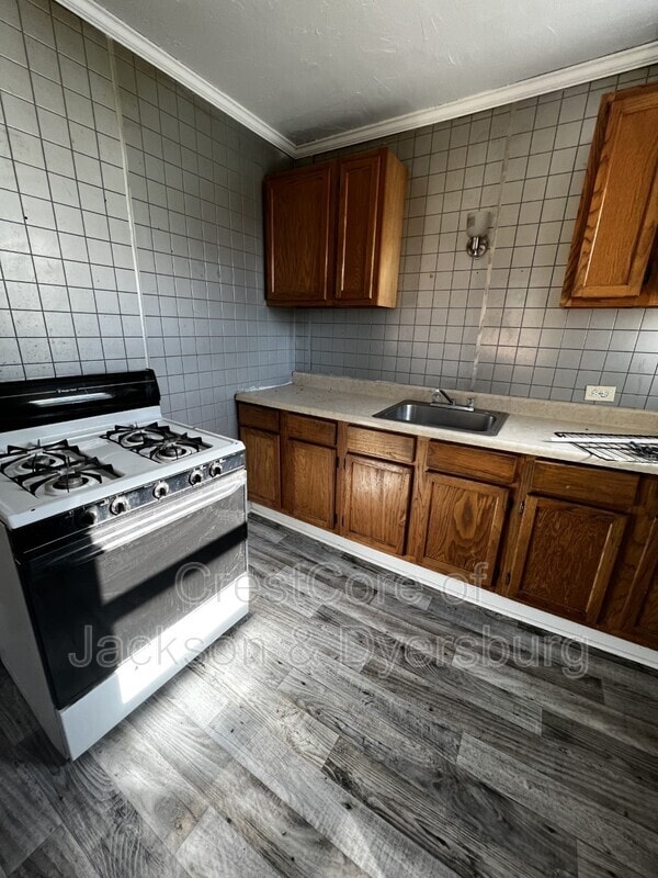 Building Photo - 604-606 Troy Ave