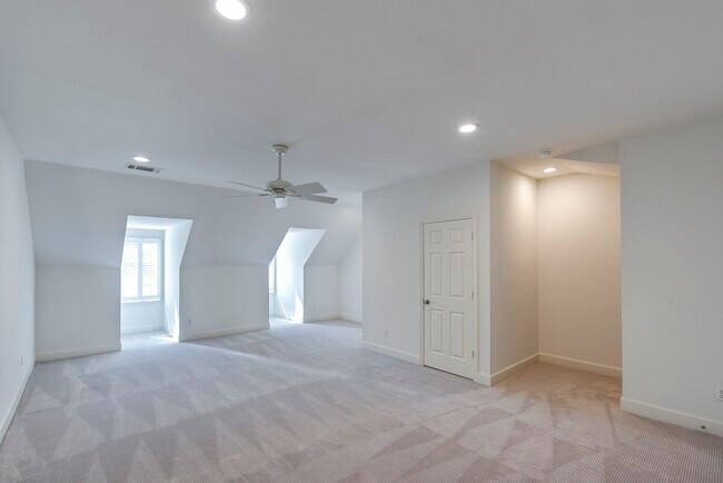 Foto del edificio - 5144 Chevy Chase Dr