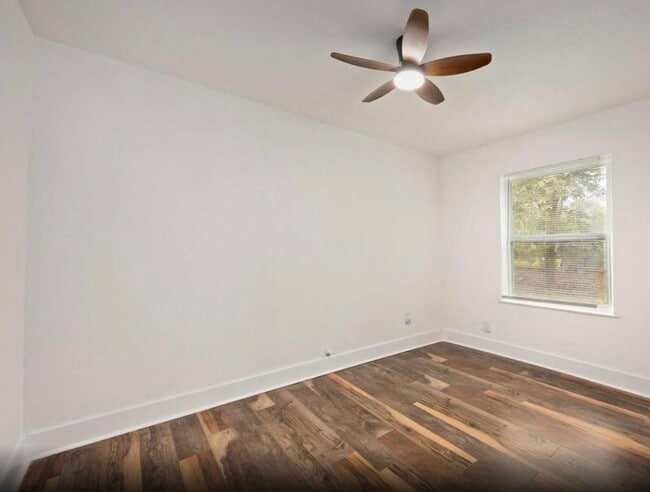 Building Photo - 6043 Lyndhurst Dr