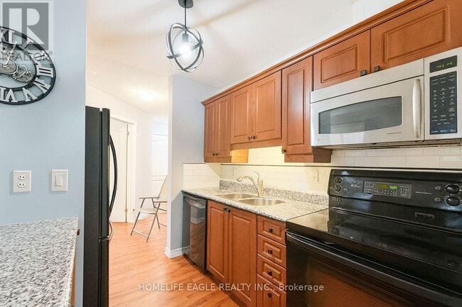 Building Photo - 135 James St S