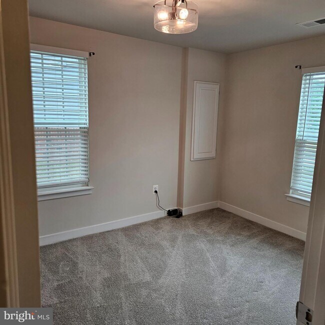 Building Photo - 709 Sky Bridge Dr