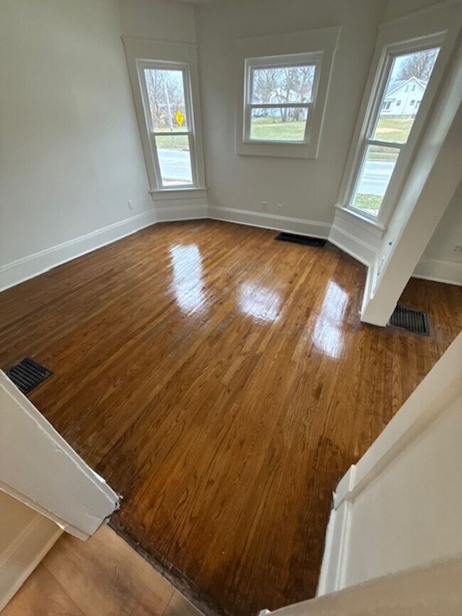 Foto del edificio - One Bedroom Duplex ( first floor)  $1160