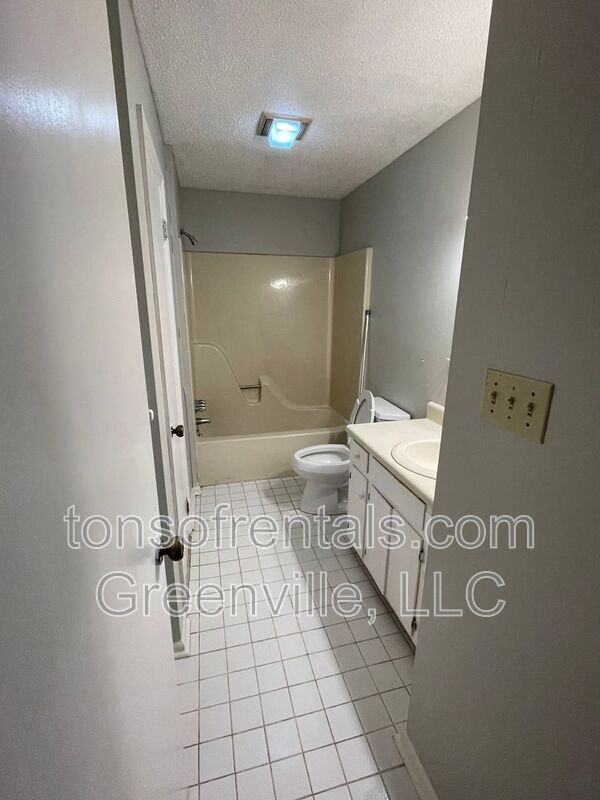 Foto del edificio - 100 Pinebrook Rd