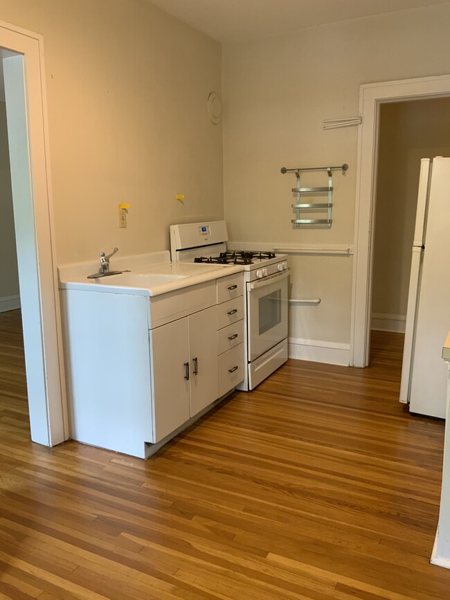 kitchen - 2000 Grand Ave S