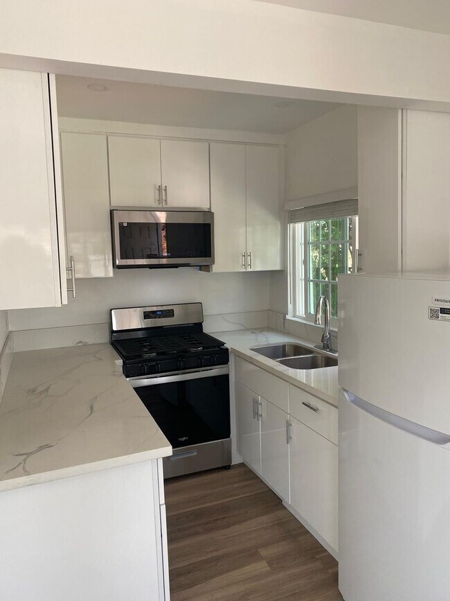 Foto del edificio - 2nd Floor Studio in the Heart of Highland Park