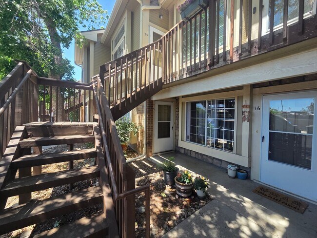 Foto del edificio - Perfectly located and priced!