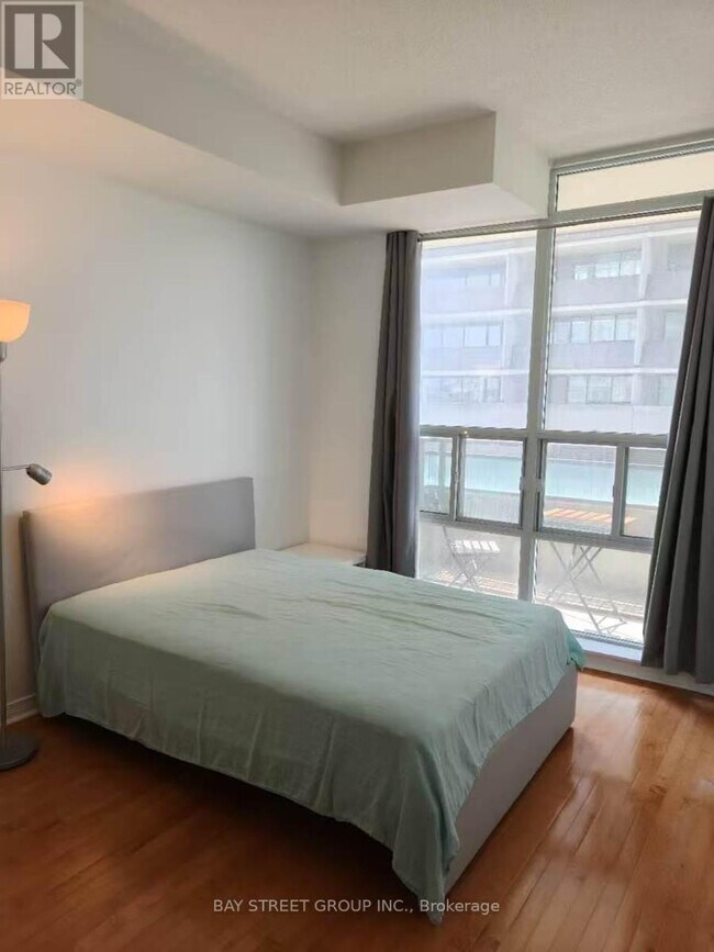 Photo du bâtiment - 736 Spadina Ave.