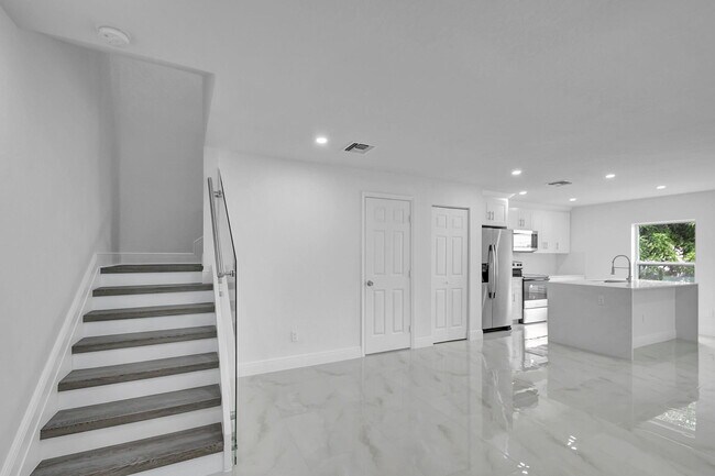 Building Photo - 4462 Clinton Blvd
