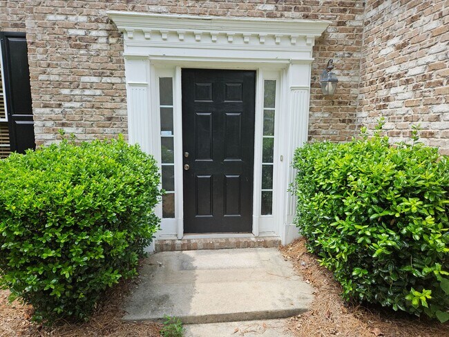 Foto del edificio - Beautiful Traditional Four Bedroom Two and...