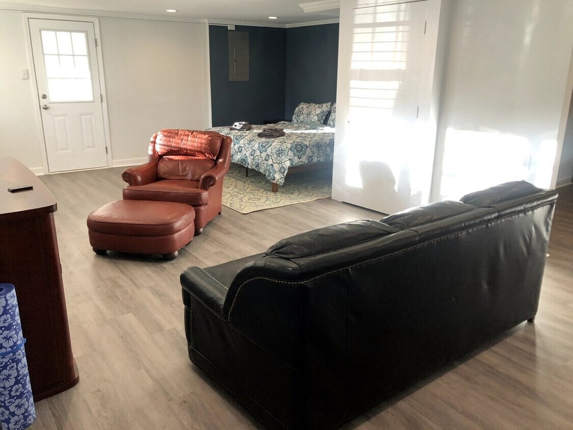 Foto principal - 329 16th Ave NW
