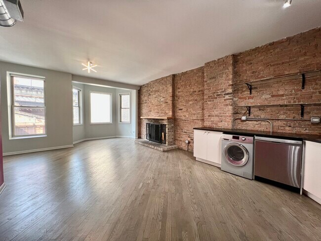 Living Room w/Fireplace - 1520 S Wabash Ave