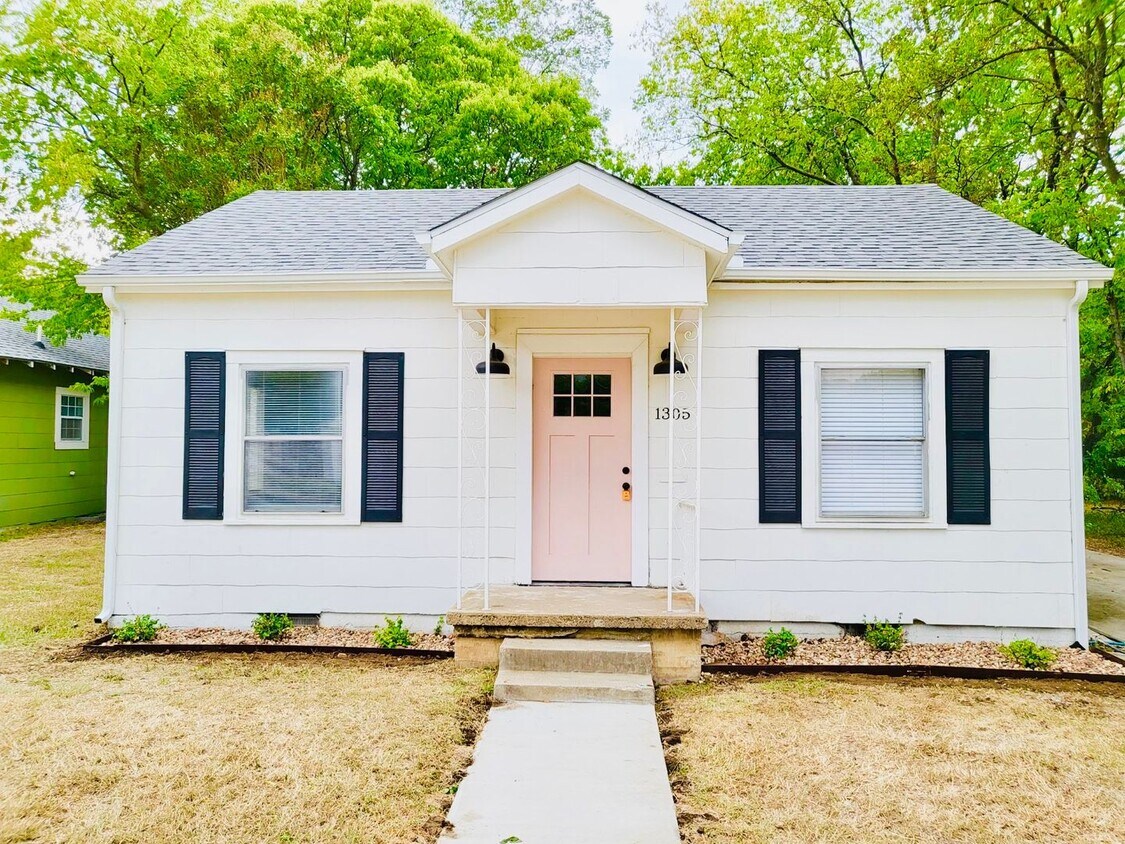 Primary Photo - Updated 2 bedroom home with appliances!