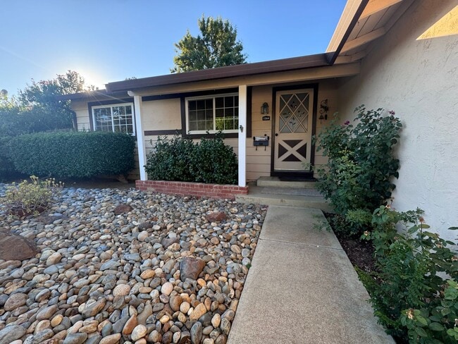 Building Photo - Super Cute Ranch Style 3 Bedroom 2 Bath in...