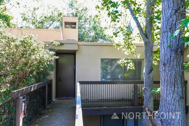 Foto del edificio - 2BR/2BA | Newly Renovated Unit | Community pools | In Woodside Sierra!
