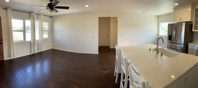 Building Photo - 1164 San Vicente Rd