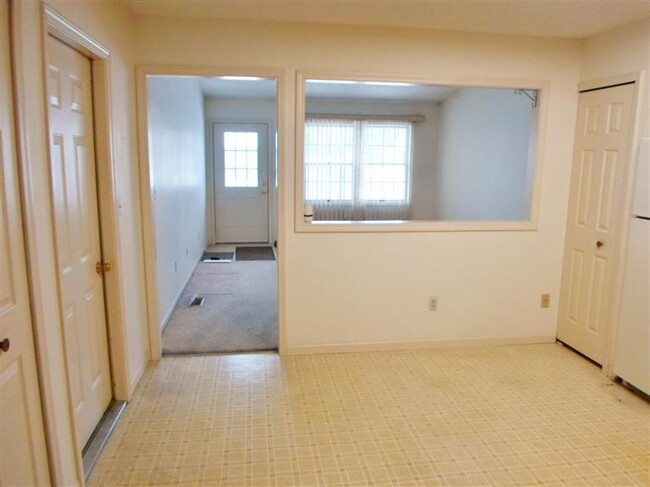 Building Photo - 557 Yorkshire Square