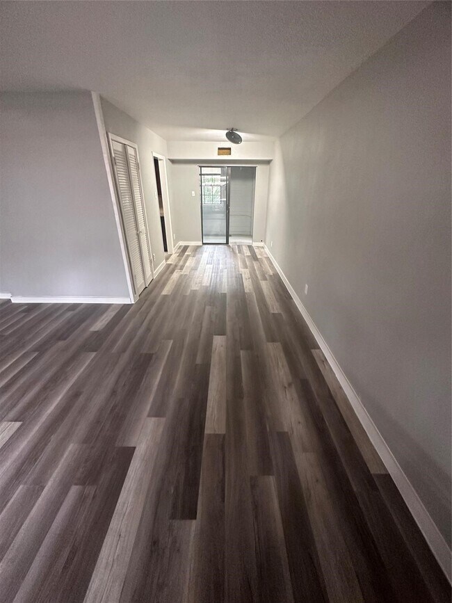 Foto del edificio - 2327 Briarwest Blvd