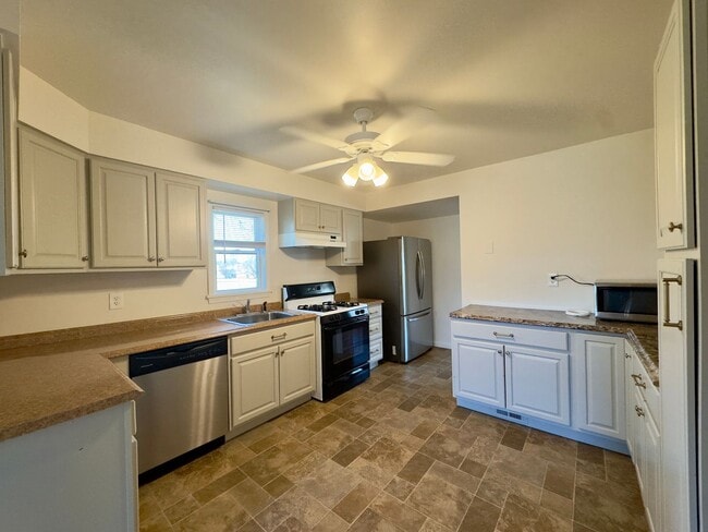 Foto del edificio - Charming 5 Bedroom/2 Bathroom Home with Large Backyard in Essex, MD!
