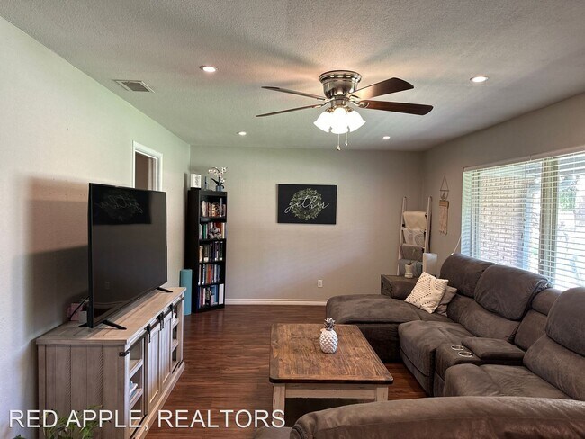 Foto del edificio - 3 br, 2 bath House - 3673 Yale
