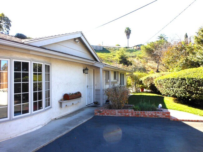 Building Photo - FOR RENT: Charming Single Level House, Pri...