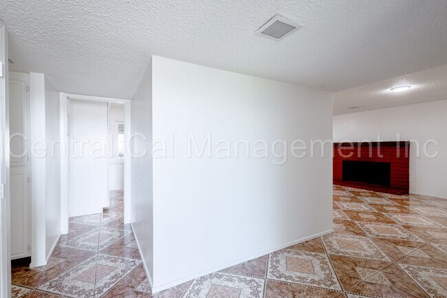 Foto del edificio - 3 Bedroom/2 Bath Home with Solar - $2100 Per Month!