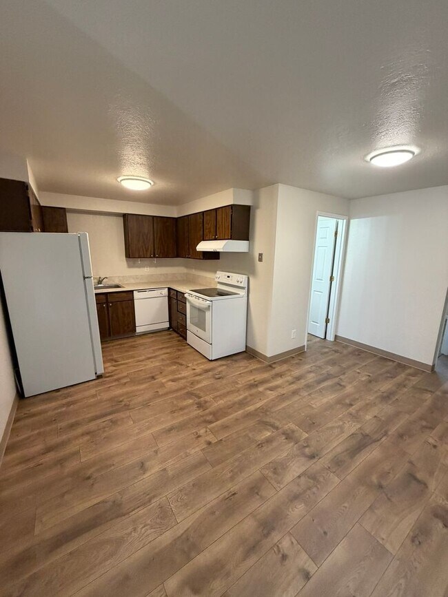 Foto del edificio - Charming 2 Bedroom Duplex With Fenced Yard In Quiet Neighborhood!