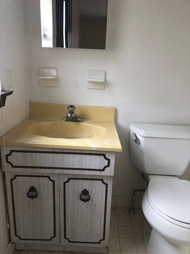 Baño del dormitorio principal - 611 Country Ln