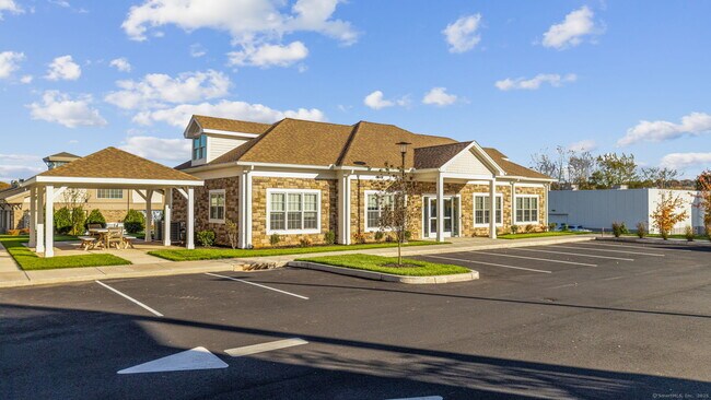 Foto del edificio - 104 Episcopal Rd