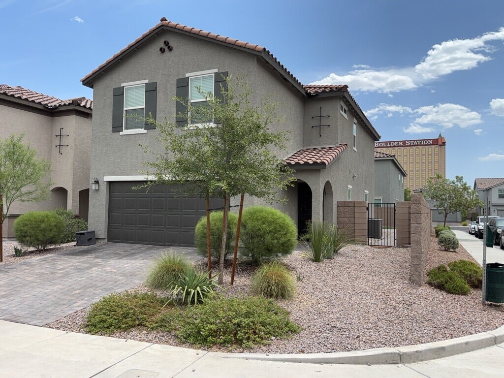 Building Photo - Don't miss out on this beautiful three-bed...