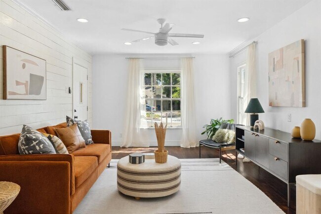 Foto del edificio - 844 1/2 E 38th St