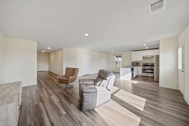 Building Photo - 4 Bedroom/2.5 Bath Elm Valley Subdivision