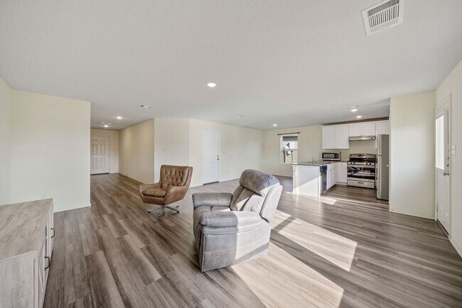 Foto del edificio - 4 Bedroom/2.5 Bath Elm Valley Subdivision