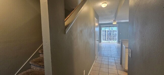 Foto del edificio - Available 2/1.5 Townhome in Tampa Apply for FREE This Holiday Season!