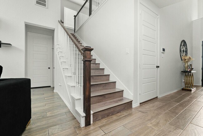Foto del edificio - Spacious 4BR Home with Gourmet Kitchen & Large Island Near Alamo Ranch & Lackland AFB