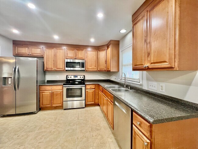 Foto del edificio - RANCH WITH LOADS OF STORAGE!