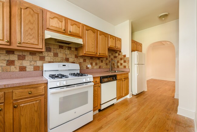 Building Photo - 5841 N Kenmore Ave
