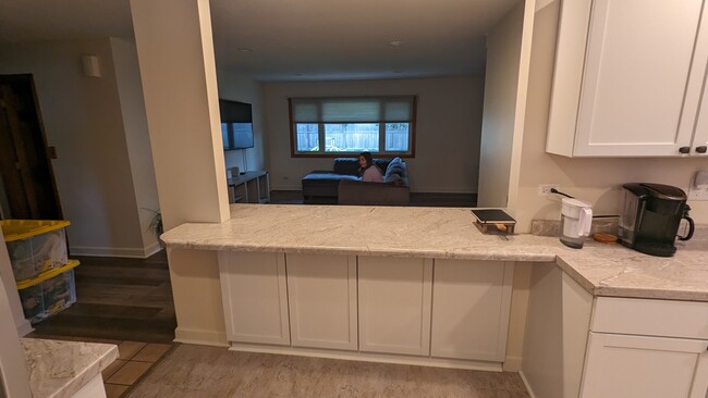 Eating area with view to the living room - 906 E Pratt Dr