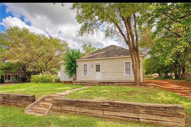 Building Photo - 904 W B Ave