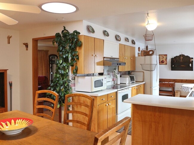 Building Photo - Medium-Term Fully Furnished Home in a Quie...