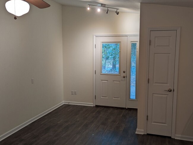 Building Photo - Rare.....One Bedroom One Bathroom Unit Available In Midtown!