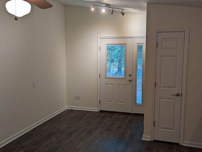 Foto del edificio - Rare.....One Bedroom One Bathroom Unit Available In Midtown!