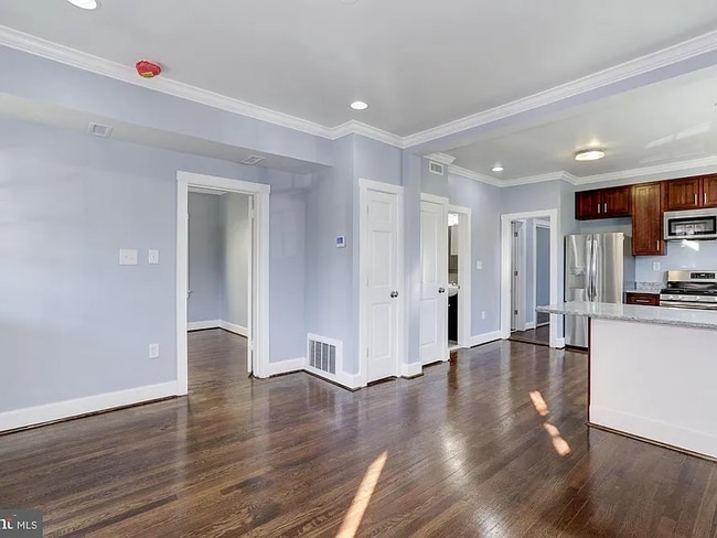 Foto del edificio - 811 Thayer Ave