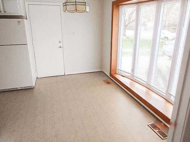 Building Photo - Stunning 4 Bedroom 2.5 Bathroom 3-Level Ho...