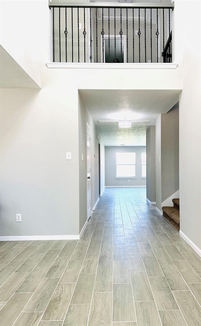 Building Photo - 8426 Woodland Knoll Ln