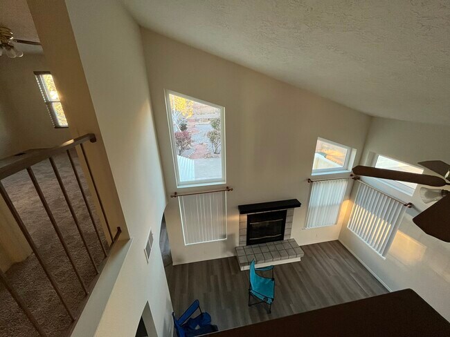 Building Photo - 5204 Edwards Dr NE