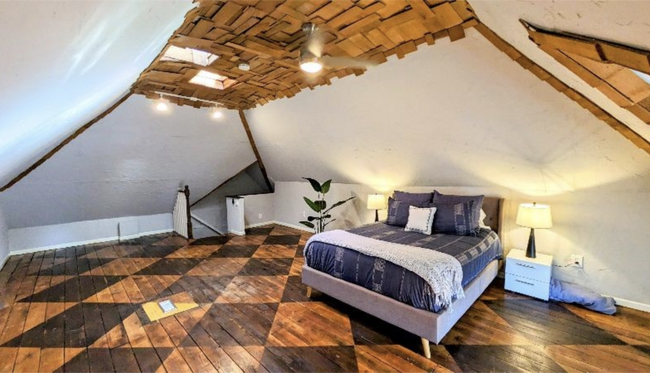 Dormitorio amplio en la planta superior con pisos de tablero de ajedrez personalizados, cama Queen y lujosas sábanas - 310 Toronto St