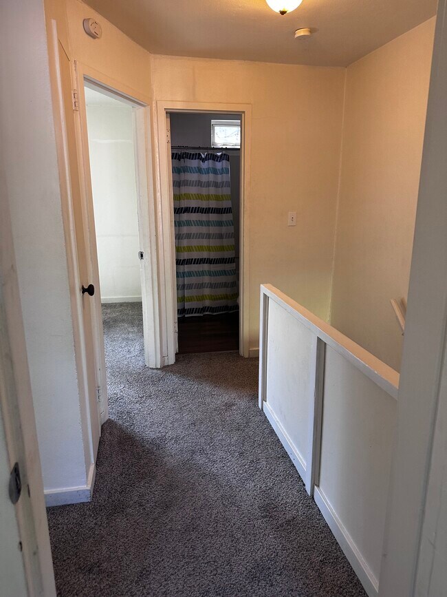 Pasillo y armario de ropa blanca - 2405 Lincoln Ave