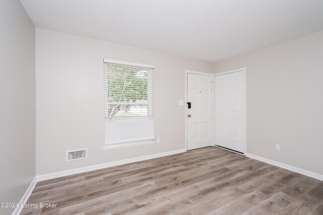 Foto del edificio - 5911 Carmelwood Cir